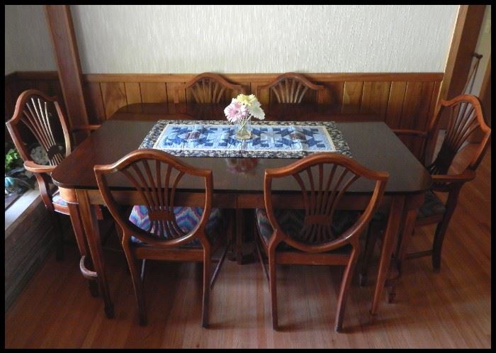 Beautiful Mahogany Dining Table With Six Chairs, Three Leafs and Table Pads.
