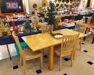 Convertible table/game table and four chairs