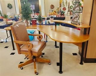 Very unique (and nice) desk and chair!