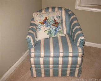 Barrel Armed Accent Chair with Pillow