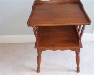 Early American Style Accent End Table