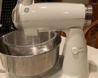 Vintage GE stand mixer with 2 bowls and 3 beaters