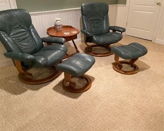 PAIR OF EKORNES STRESSLESS CHAIRS WITH OTTOMANS