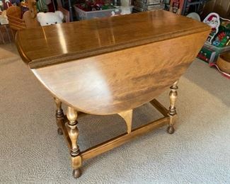 Ethan Allen oval shaped colonial drop leaf end table.  30”D x 36 1/4”W(when both sides are up)