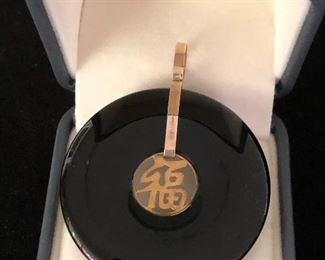 Chinese round onyx pendant, 14k