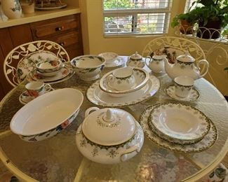 Villery & Bock "Amapola - 43 pcs ... Royal Doulton "Ashmont" - 95 pcs