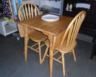 Drop leaf dining table w/2chairs