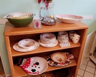Pyrex bowls, serving dishes