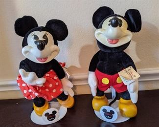 Micky and Minnie Mouse Disney Collectible Classics Woodsculpt Series