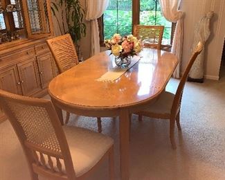 $275 STANLEY FURNITURE NATURAL OAK DINING TABLE WITH 4 CHAIRS ( COMES WITH 2 LEAVES)
73.5”L x 42”W x 28.5”H