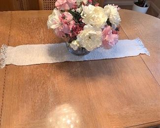 $275 STANLEY FURNITURE NATURAL OAK DINING TABLE WITH 4 CHAIRS ( COMES WITH 2 LEAVES)
73.5”L x 42”W x 28.5”H