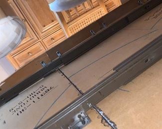 $275 STANLEY FURNITURE NATURAL OAK DINING TABLE WITH 4 CHAIRS ( COMES WITH 2 LEAVES)
73.5”L x 42”W x 28.5”H