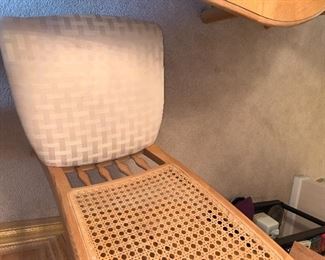 $275 STANLEY FURNITURE NATURAL OAK DINING TABLE WITH 4 CHAIRS ( COMES WITH 2 LEAVES)
73.5”L x 42”W x 28.5”H