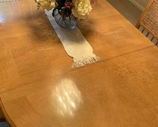 $275 STANLEY FURNITURE NATURAL OAK DINING TABLE WITH 4 CHAIRS ( COMES WITH 2 LEAVES)
73.5”L x 42”W x 28.5”H