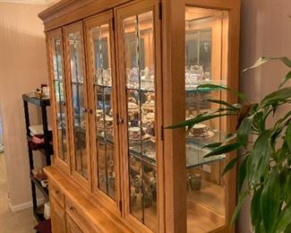 $200 STANLEY FURNITURE NATURAL OAK LIGHTED CHINA CABINET