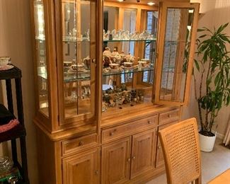 $200 STANLEY FURNITURE NATURAL OAK LIGHTED CHINA CABINET