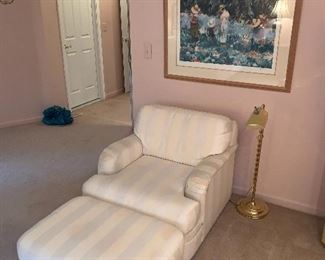 $125 CREAM STRIPED CHAIR AND OTTOMAN BY SCOTT SHUPTRINE
CHAIR MEASURES
32.5”W x 38”D x 28”H
OTTOMAN MEASURES
33”L x 22”W x 15”H