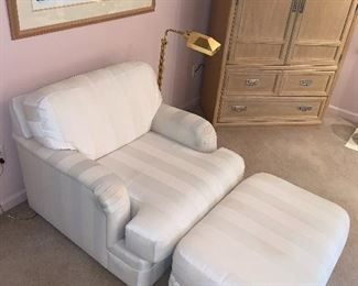 $125 CREAM STRIPED CHAIR AND OTTOMAN BY SCOTT SHUPTRINE
CHAIR MEASURES
32.5”W x 38”D x 28”H
OTTOMAN MEASURES
33”L x 22”W x 15”H