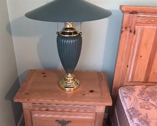 $600 VAUGHAN / BASSETT FURNITURE CO. NATURAL WOOD QUEEN SIZE BEDROOM SET
2 NIGHTSTANDS
26”L x 16”D x 25”H
DRESSER / WARDROBE
40”L x 18”D x 55”H
QUEEN SIZE HEADBOARD WITH FRAME AND MATTRESS
82”L x 64.5”W x 47.5”H