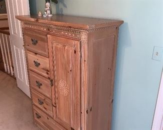 $600 VAUGHAN / BASSETT FURNITURE CO. NATURAL WOOD QUEEN SIZE BEDROOM SET
2 NIGHTSTANDS
26”L x 16”D x 25”H
DRESSER / WARDROBE
40”L x 18”D x 55”H
QUEEN SIZE HEADBOARD WITH FRAME AND MATTRESS
82”L x 64.5”W x 47.5”H