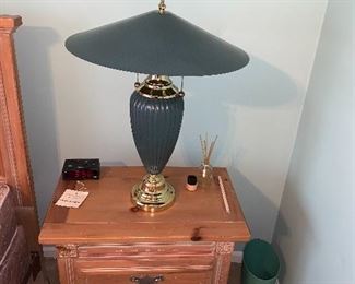 $600 VAUGHAN / BASSETT FURNITURE CO. NATURAL WOOD QUEEN SIZE BEDROOM SET
2 NIGHTSTANDS
26”L x 16”D x 25”H
DRESSER / WARDROBE
40”L x 18”D x 55”H
QUEEN SIZE HEADBOARD WITH FRAME AND MATTRESS
82”L x 64.5”W x 47.5”H