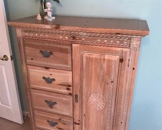 $600 VAUGHAN / BASSETT FURNITURE CO. NATURAL WOOD QUEEN SIZE BEDROOM SET
2 NIGHTSTANDS
26”L x 16”D x 25”H
DRESSER / WARDROBE
40”L x 18”D x 55”H
QUEEN SIZE HEADBOARD WITH FRAME AND MATTRESS
82”L x 64.5”W x 47.5”H