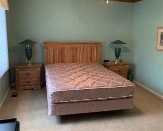$600 VAUGHAN / BASSETT FURNITURE CO. NATURAL WOOD QUEEN SIZE BEDROOM SET
2 NIGHTSTANDS
26”L x 16”D x 25”H
DRESSER / WARDROBE
40”L x 18”D x 55”H
QUEEN SIZE HEADBOARD WITH FRAME AND MATTRESS
82”L x 64.5”W x 47.5”H