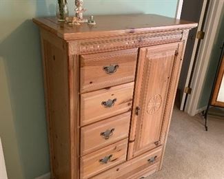 $600 VAUGHAN / BASSETT FURNITURE CO. NATURAL WOOD QUEEN SIZE BEDROOM SET
2 NIGHTSTANDS
26”L x 16”D x 25”H
DRESSER / WARDROBE
40”L x 18”D x 55”H
QUEEN SIZE HEADBOARD WITH FRAME AND MATTRESS
82”L x 64.5”W x 47.5”H