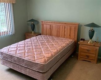 $600 VAUGHAN / BASSETT FURNITURE CO. NATURAL WOOD QUEEN SIZE BEDROOM SET
2 NIGHTSTANDS
26”L x 16”D x 25”H
DRESSER / WARDROBE
40”L x 18”D x 55”H
QUEEN SIZE HEADBOARD WITH FRAME AND MATTRESS
82”L x 64.5”W x 47.5”H