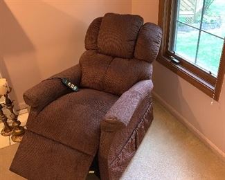 $575 BROWN UPHOLSTERED GOLDEN TECHNOLOGIES INC MAXI-COMFORT LIFT CHAIR PR-505 RETAIL $1,500
BARELY USED / GREAT CONDITION