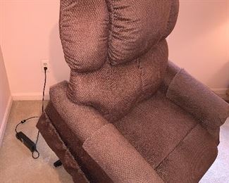 $575 BROWN UPHOLSTERED GOLDEN TECHNOLOGIES INC MAXI-COMFORT LIFT CHAIR PR-505 RETAIL $1,500
BARELY USED / GREAT CONDITION