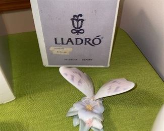 $95 LLADRO 6330 REFRESHING PAUSE BUTTERFLY FIGURINE