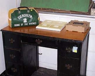 Small desk, Doll house (assembly required)