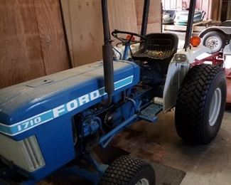 1986 Ford vintage tractor. 4 wheel drive, model 1710. Al31 model H843 engine