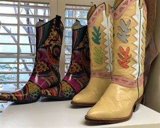 ~Women’s Clothing: An assortment of SPECTACULAR ladies clothing this week.. great names like Giorgio Armani, Escada, Max Mara, Neiman Marcus, Dana Buchman, Judy Hornby, Burberry, Chico’s, Casa Lopez, Ropa, Tahari, Gian Marco Marunti, Just Cavalli, Christian LaCroix, Emanuel, St John, Travilla, Ralph Lauren, Gap, Free People, Del Ann’s, Michael Stars, Oscar De La Renta, LaFayette 148, Jones New York and many more.. (size S/M).. shoes from Yves Saint Laurent, Jimmy Choo, Prada, Moda, Donald J Pliner, Via Spiga, Madden Girl, Fergalicious, Guess, Jessica Simpson, Anne Klein, Michael Kors, Stuart Weitzman, Kate Spade to Vans, Merrell, Sketchers, Asics and many, many others (size 9ish).. bags from Valentino, Gucci, Coach, Bottega Veneta, Vicenza, Mary Frances, Donald Pliner, Yellowstone Leather, Via Spega, Badgley Mischka, Erik Javits, Jessica Simpson, Hammitt, Furla, Lauren Merkin, Lauren Merkin, Prada, Tods, Cole Haan, Tahari, Judith Leiber, Stefan Bravo, Dr Yang, Prada, Brahmin, Carlos Fa