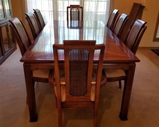 Thomasville table, two leaves and 8 chairs (30 x 108 x 45 leaves included)