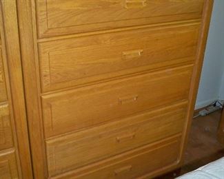 Stanley furniture Co. 5 Drawer Chest Dresser