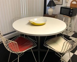 Herman Miller round Dining Table & four Bertoia chairs 