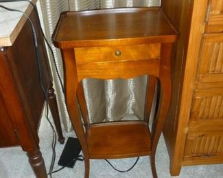 Nice small table w/drawer