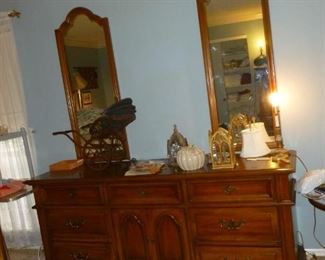 Dresser w/mirrors