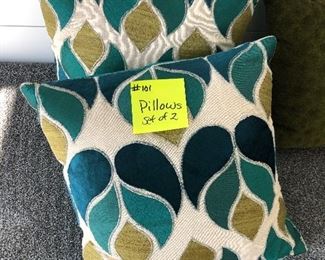 #101)  $16 - Pair of 2 Accent Pillows.  (New)