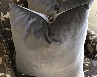 #194) $16 - Set of 2 Accent Pillows.