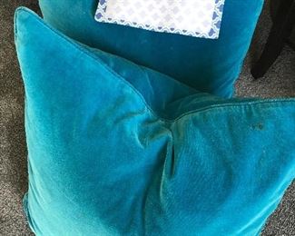 #195) $16 - Set of 2 Accent Pillows.