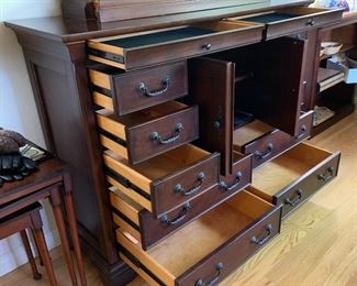 Traditional Dark Wood 13 Drawer Dresser	44x58x20.5in	HxWxD