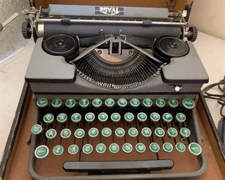 Antique Royal Typewriter Portable		
