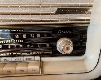 Vintage Loewe Opta Bella Luxus Tube Radio		