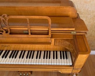 Weaver Spinet Piano Curly Maple VERTI MIGNON 42.75x60x24in HxWxD