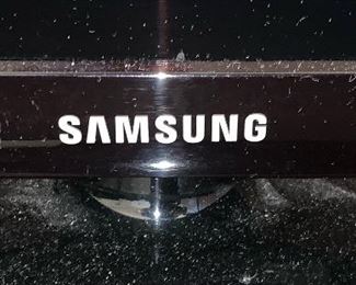 Samsung 32in LCD TV UN32D4005BD 20x30x2in HxWxD