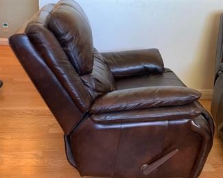 Woodworth Easton Leather Recliner 39x38x41in HxWxD