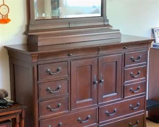 Traditional Dark Wood 13 Drawer Dresser 44x58x20.5in HxWxD